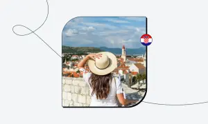 Kobieta w kapeluszu podziwia widok na chorwackie miasto. Czy do Chorwacji potrzebny jest paszport? Sprawdź!