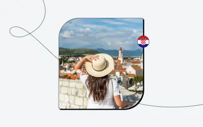 Kobieta w kapeluszu podziwia widok na chorwackie miasto. Czy do Chorwacji potrzebny jest paszport? Sprawdź!