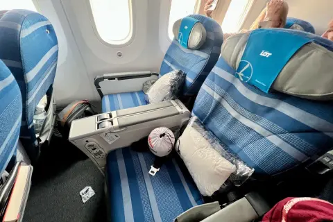 Komfortowe fotele LOT premium economy z poduszkami i kocami. Czas na relaks podczas podróży.