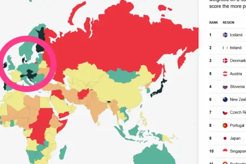 Mapa świata z zaznaczonymi najbezpieczniejszymi krajami świata. W Europie zielone obszary wskazują na wysoki poziom bezpieczeństwa.