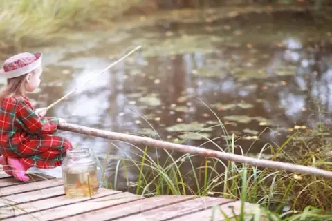 Gdzie na ryby z noclegiem? Odkryj najlepsze miejsca w Polsce