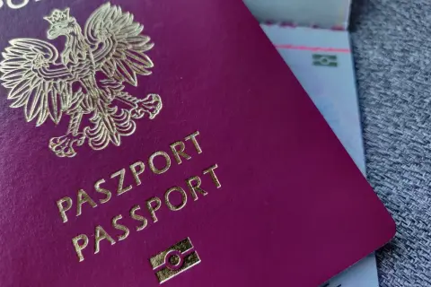 Paszport jest niezbędny, jeśli zastanawiasz się, czy do Rzymu potrzebny jest paszport. Polski paszport z orłem w koronie.