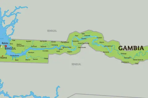 Mapa Gambii z zaznaczonymi miastami i rzeką. Wiele miejsc, gdzie mogą być prowadzone gambia szczepienia.