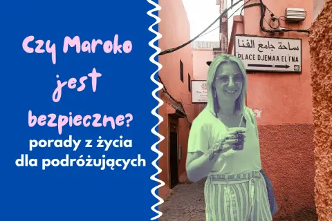 Kobieta z tatuażem na ręce uśmiecha się na tle uliczki w Maroku. Czy Maroko jest bezpieczne? Porady dla podróżujących.