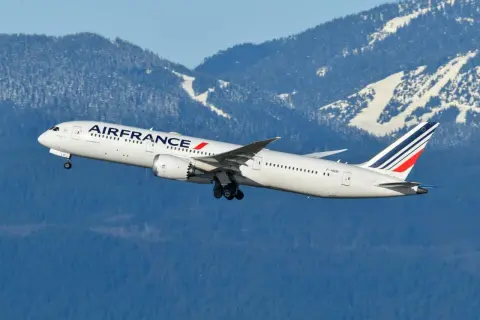 Dreamliner 787 Air France wznosi się na tle ośnieżonych gór.