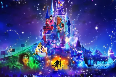Magiczny zamek w Disneyland Paris rozświetlony fajerwerkami i postaciami z bajek. Bilety do tego świata marzeń czekają!