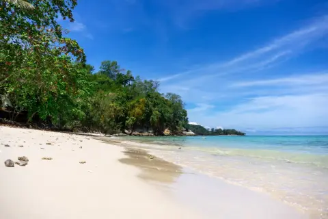 Rajskie plaże Malezji: biały piasek, turkusowa woda i bujna zieleń. Idealne miejsce na relaks.