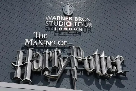 Warner Bros. Studio Tour London – The Making of Harry Potter. Wielkie, metalowe litery nazwy serii filmów zdobią fasadę budynku.