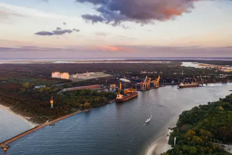 Jezioro Nowowarpieńskie: Tajemnice, atrakcje i nieodkryte miejsca