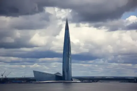 Lakhta Center, najwyższy budynek w Europie, wznosi się dumnie na tle burzowych chmur.