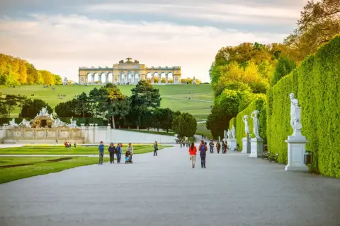 Spacerem po ogrodach Pałacu Schönbrunn, gdzie można kupić bilety i podziwiać fontanny oraz rzeźby.