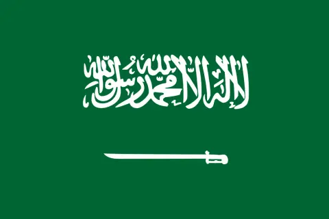 Flaga Arabii Saudyjskiej z napisem po arabsku i szablą. Planujesz podróż? Sprawdź wymagania dotyczące wizy do Arabii Saudyjskiej.