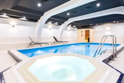 Basen i jacuzzi w hotelu Qubus Wrocław. Relaks w wodzie i saunie po dniu pełnym wrażeń.