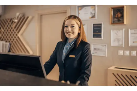 Ile zarabia recepcjonistka w hotelu 5 gwiazdkowym? Zaskakujące kwoty!