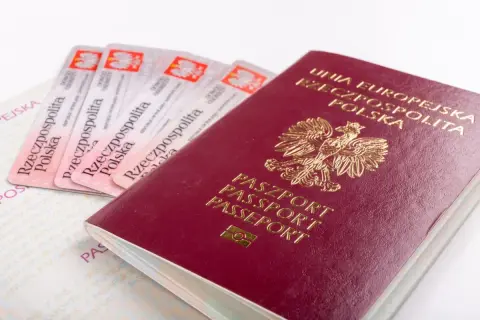 Polski paszport i kilka dowodów osobistych. Czy do Danii potrzebny jest paszport? Tak, jeśli nie jesteś obywatelem UE.