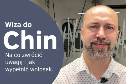 Wiza do Chin: poradnik, jak wypełnić wniosek i na co zwrócić uwagę. Mężczyzna z brodą uśmiecha się.