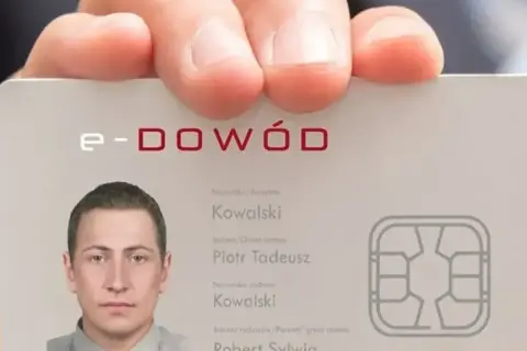e-dowód tożsamości strefy eog z danymi Piotra Tadeusza Kowalskiego. Widoczny chip i zdjęcie.