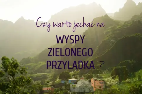 Górzysty krajobraz Wysp Zielonego Przylądka, z kolorowymi domkami i bujną roślinnością. Czy warto jechać na Wyspy Zielonego Przylądka?