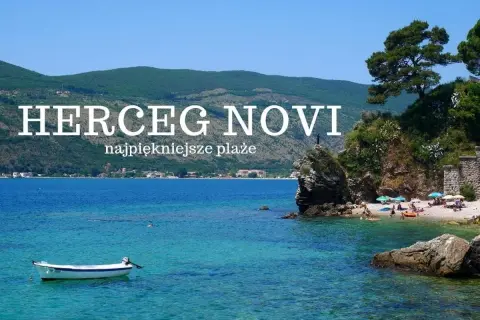 Herceg Novi, Czarnogóra: turkusowe morze, kamienista plaża z parasolami i łódka na wodzie. Idealne miejsce na wakacje.