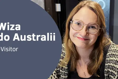 Uśmiechnięta kobieta w okularach. Tekst: "Wiza do Australii", "eVisitor". Dowiedz się, czy do Australii potrzebna jest wiza.