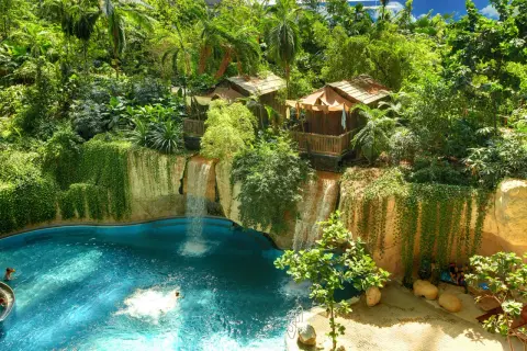 Rajskie wodospady i basen w tropikalnym ogrodzie. Marzysz o takich wakacjach? Sprawdź bilety na tropical islands!