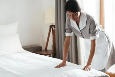 Ile zarabia pokojowa w hotelu? Fakty, które mogą cię zaskoczyć