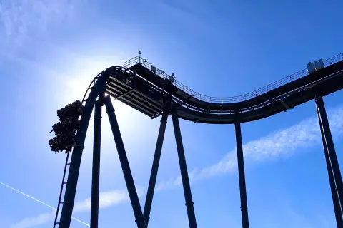 Wagonik z pasażerami pędzi w dół, przygotowując się do kolejnego zakrętu. To musi być najszybszy rollercoaster na świecie!