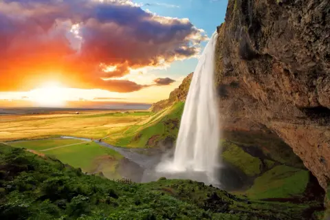 Wodospad Seljalandsfoss na Islandii o zachodzie słońca. Marzenie o podróży z jakim biurem na Islandię?