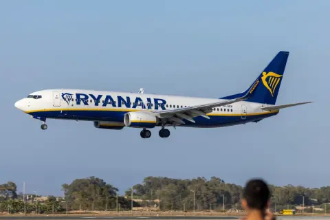 Samolot Ryanair zbliża się do lądowania. Szybka odprawa online ułatwia podróż.