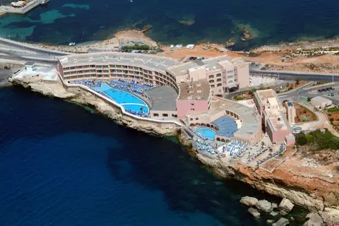 Hotel Paradise Bay Malta, z basenami i widokiem na turkusowe morze, to idealne miejsce na wakacje.