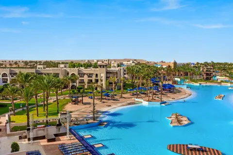 Luksusowy resort w Port Ghalib z basenami, palmami i budynkami hotelowymi.