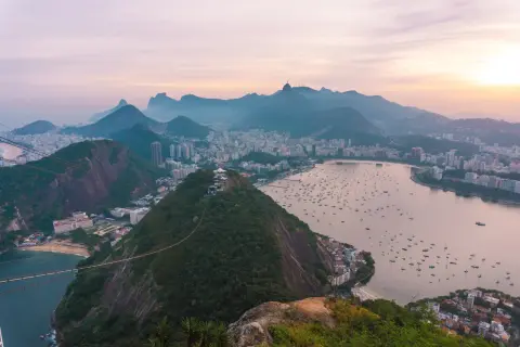 Widok na Rio de Janeiro z góry. Miasto, zatoka pełna łodzi i góry. Czy Brazylia jest bezpieczna? Widok zapiera dech w piersiach.