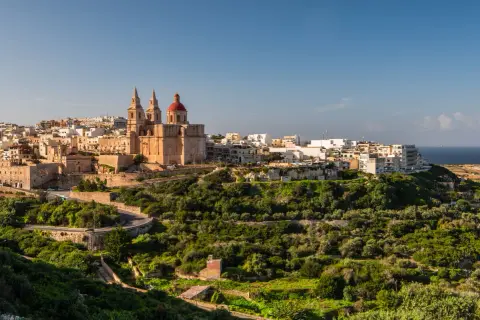 Malta, z malowniczą bazyliką i zielonymi wzgórzami, wygląda na bezpieczną.