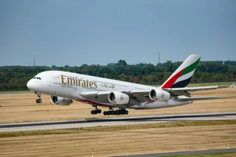 Emirates A380, znane arabskie linie lotnicze, startuje z pasa.