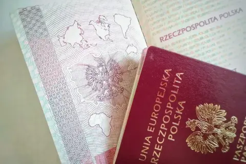 Polski paszport z godłem orła i mapą świata. Czy do Szwecji potrzebny jest paszport? Tak, jeśli podróżujesz spoza strefy Schengen.