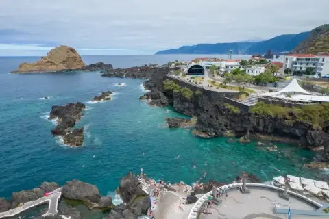 Porto Moniz na Maderze: naturalne baseny wulkaniczne, turkusowa woda i skaliste wybrzeże. Jedno z najpiękniejszych miejsc na Maderze.