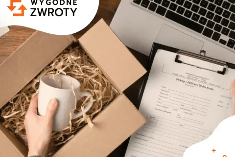Wygodne zwroty: pakowanie kubka do wysyłki, obok formularz odbioru/dostawy i laptop.