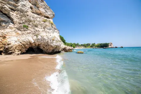 Piękne, skaliste wybrzeże Bułgarii. Jakie morze, taka plaża! Czysta woda i słońce.