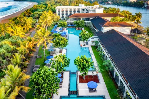 Tropikalny resort nad oceanem, baseny, palmy. Sprawdź atrakcyjne sri lanka ceny wakacji!