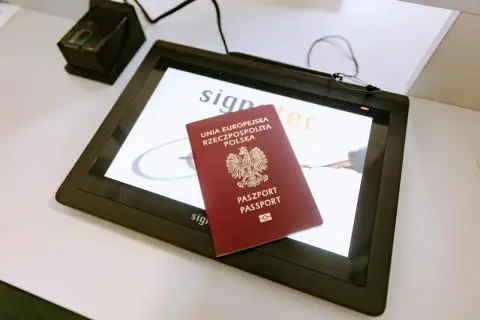 Polski paszport na ekranie tabletu. Czy do Austrii potrzebny jest paszport? Tak, jeśli nie jesteś obywatelem UE.