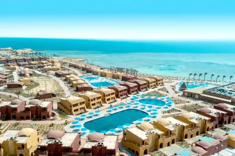 Widok z lotu ptaka na kompleks hotelowy Pickalbatros w Marsa Alam. Wiele budynków z kopułami, baseny i plaża nad Morzem Czerwonym.