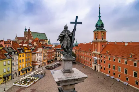 Pomnik Zygmunta III Wazy i Zamek Królewski na Starym Mieście. Dziś atrakcje Warszawy zapraszają do zwiedzania.