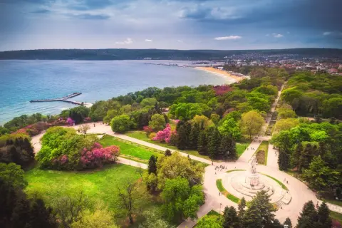Widok na park z pomnikiem i morze. Bułgaria, Złote Piaski, atrakcje przyrodnicze i historyczne w jednym.