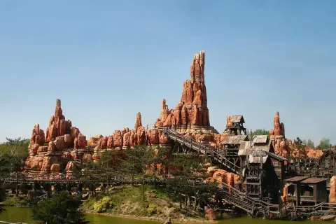 Big Thunder Mountain Railroad w Disneylandzie. Marzysz o biletach do Disneylandu? Ta kolejka górska przeniesie Cię w dziki zachód!