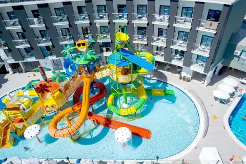 Kolorowy aquapark z licznymi zjeżdżalniami i basenami, idealny dla rodzin, stanowi serce hotelu Narcia Resort.