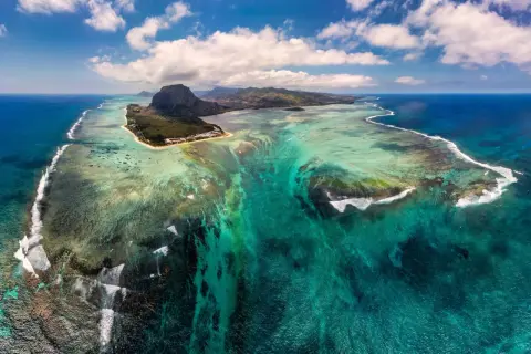 Iluzja podwodnego wodospadu na Mauritiusie, gdzie piasek i osady spływają w głąb oceanu, tworząc spektakularny widok.
