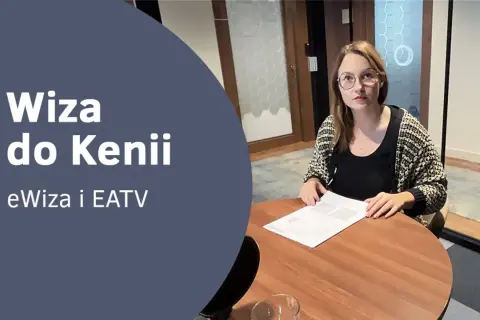 Kobieta przy biurku omawia wiza do Kenii. Informacje o eWizie i EATV.