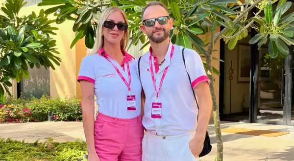 Natalia i Mariusz, rezydenci EXIM Tours, pozdrawiają w słoneczny dzień.