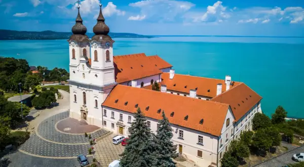 Opactwo na Półwyspie Tihany, gdzie nad Balatonem rozpościera się błękitne niebo i turkusowa woda.