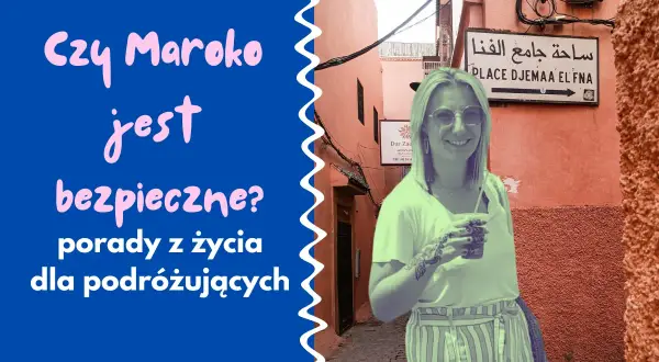 Kobieta z tatuażem na ręce uśmiecha się na tle uliczki w Maroku. Czy Maroko jest bezpieczne? Porady dla podróżujących.